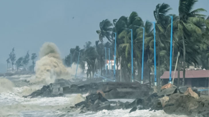 রাত ১টার মধ্যে ৬০ কিমি বেগে ঝড়ের আভাস যে ৩ জেলায়